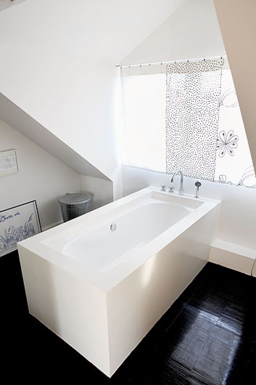 Drewniany dom został przywieziony przez poprzedniego właściciela z Doliny Rospudy. Nowi właściciele dali mu nowe życie.