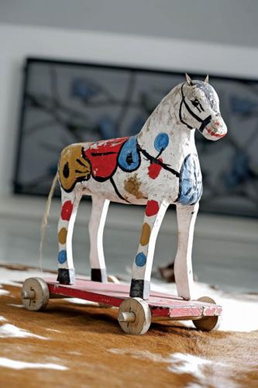 Drewniany konik. W ogrodzie sztuki