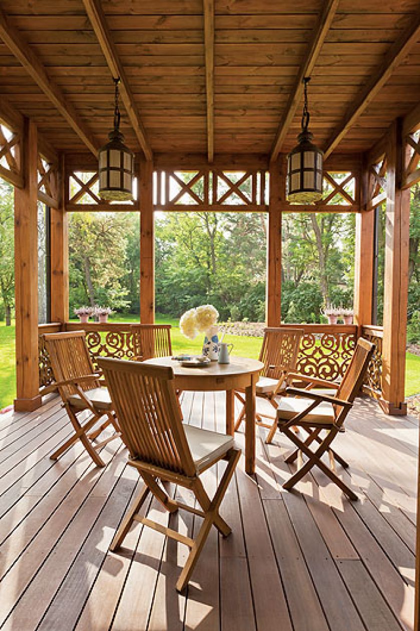 Drewniany, ozdobiony ręcznie wycinanymi koronkami i bajkowymi zawijasami.