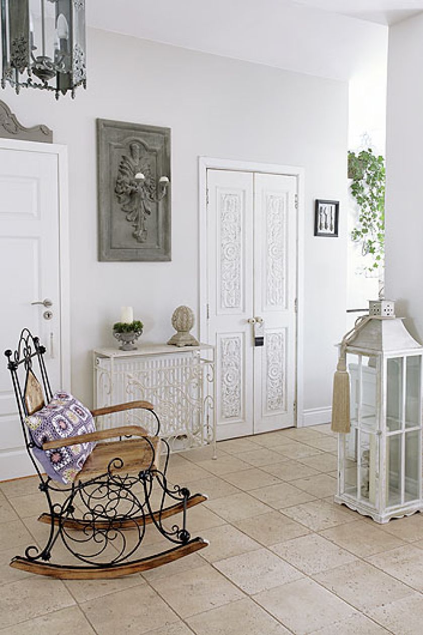 Drzwi zdobione w hinduskim stylu pomalowano tak, żeby pasowały do francuskiego wnętrza.