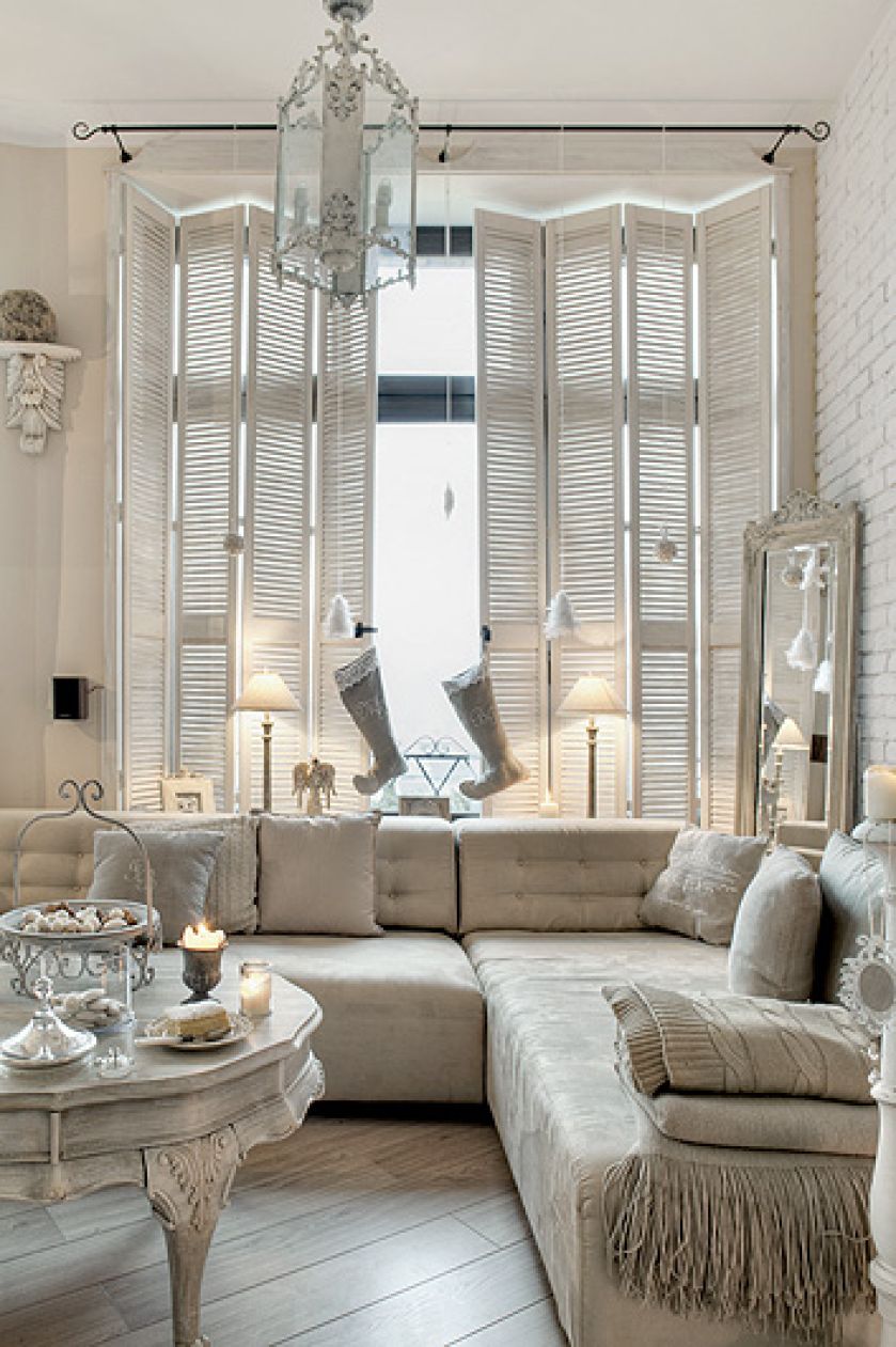 Duża latarnia została przywieziona z niemieckiego Gorlitz. Oryginalny żyrandol gospodyni wyszukała w Belledeco.