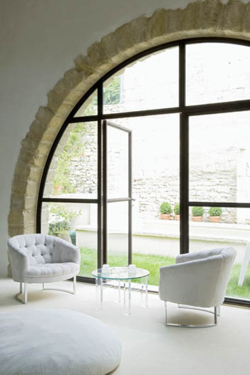 Dwa stare fotele i szkalny stolik ztargu staroci w Nowym Jorku.