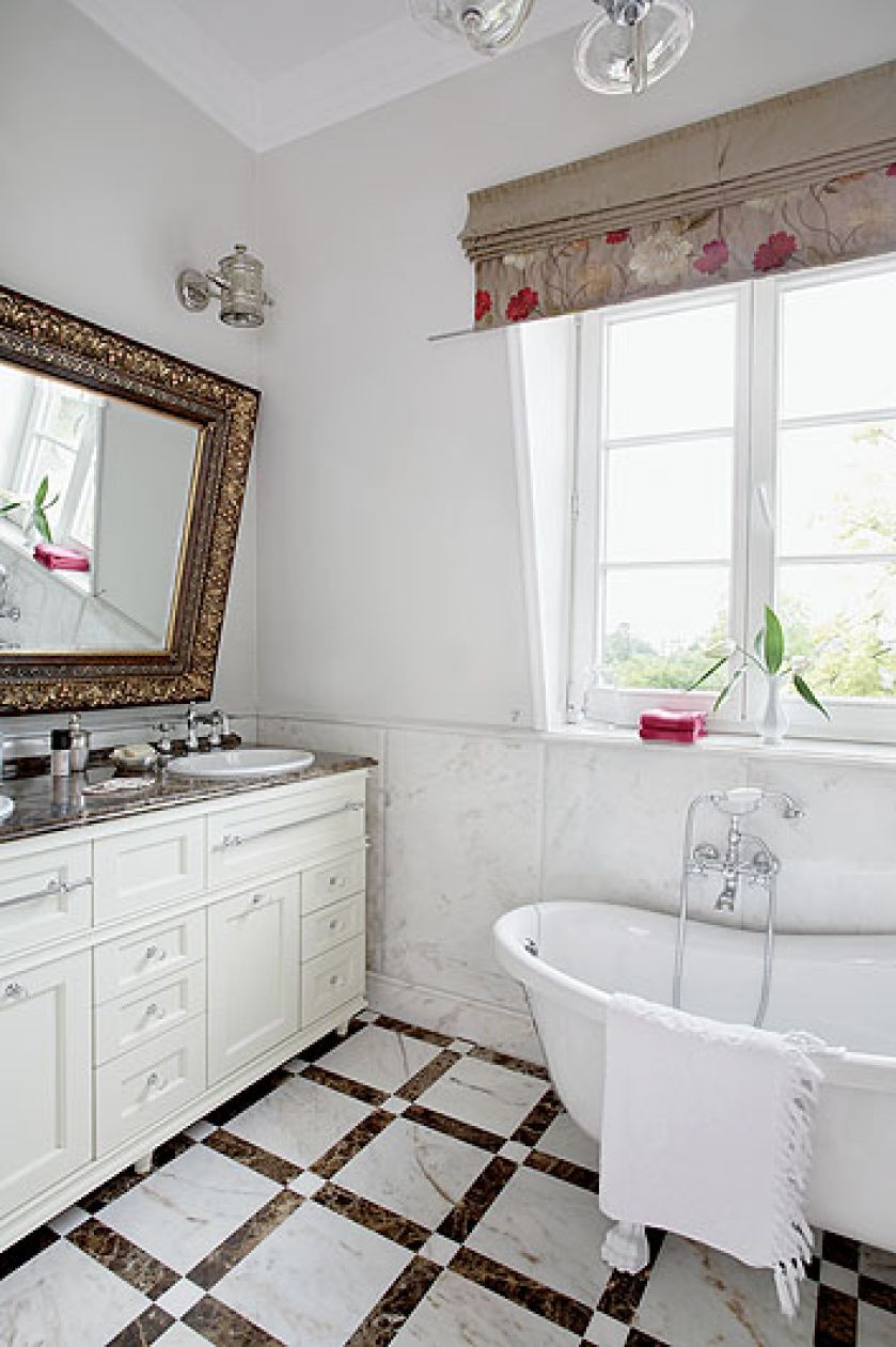 Dwustuletnie lustro w bogato zdobionej ramie.