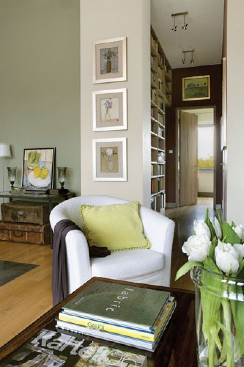 Dzięki kolorom i obrazom powstało wnętrze tak przytulne, że nawet beton nie wygląda surowo.