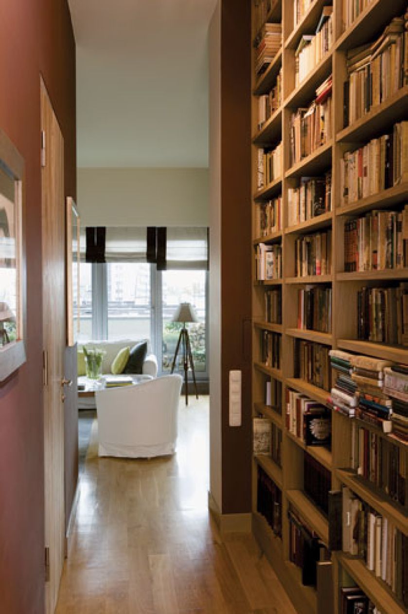 Dzięki kolorom i obrazom powstało wnętrze tak przytulne, że nawet beton nie wygląda surowo.