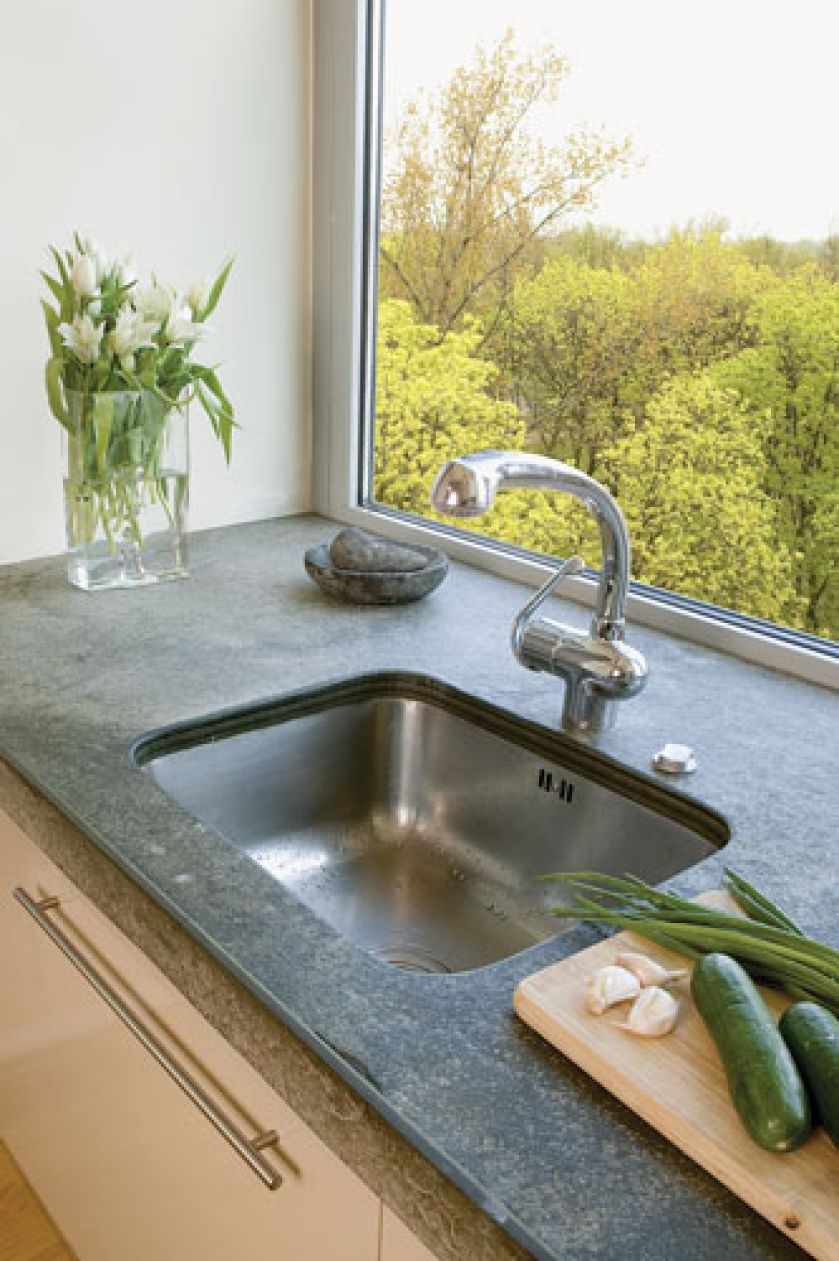 Dzięki kolorom i obrazom powstało wnętrze tak przytulne, że nawet beton nie wygląda surowo.