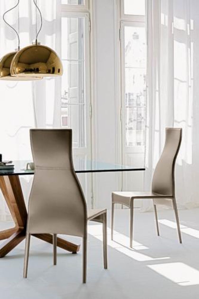 Finezyjnie wygięte oparcie i płaskie siedzisko CATTELAN ITALIA