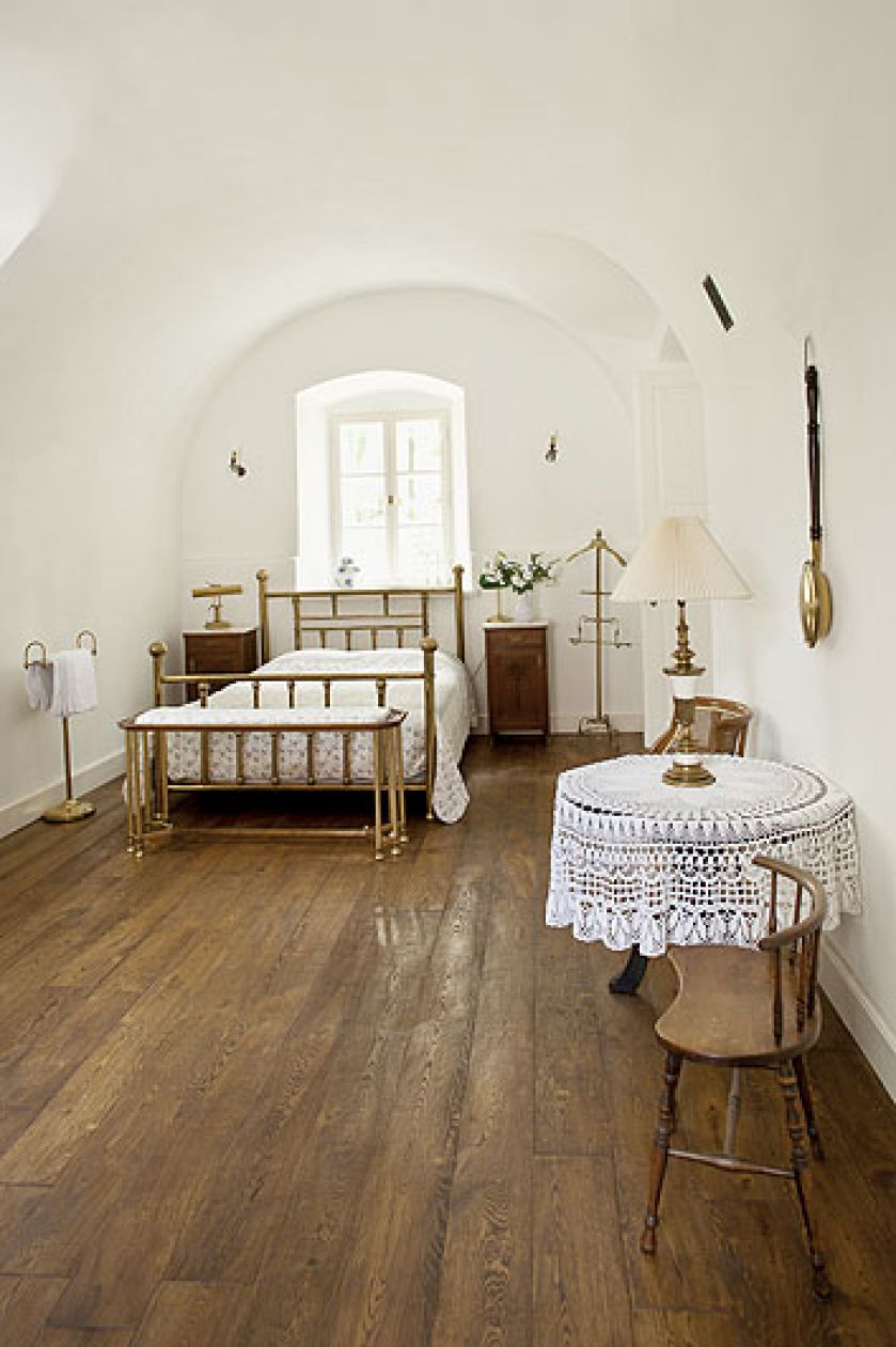 Sypialnia w stylu nieco rustykalnym.