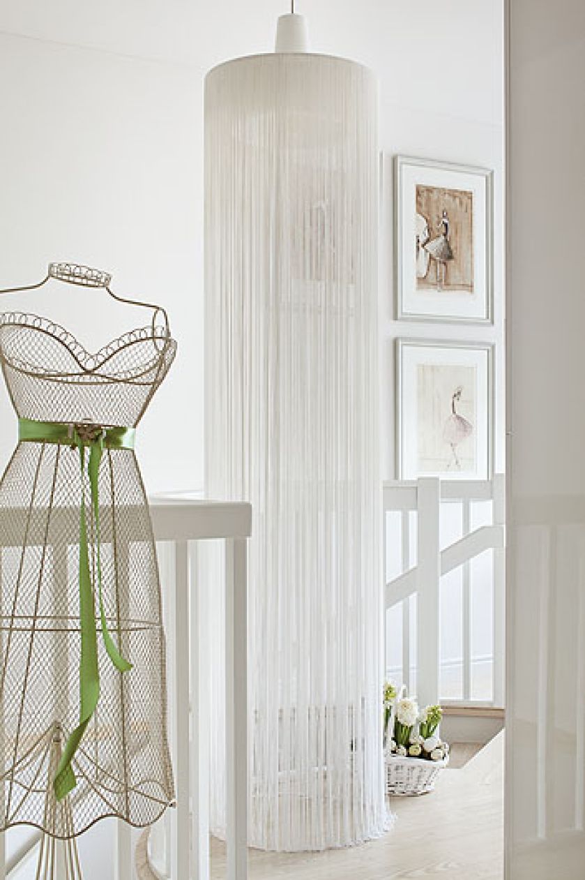 Gospodarze nie sa koneserami sztuki, ale kupują to, co im sie podoba. Na ścianach obraz Henryka Trojana i tancerki