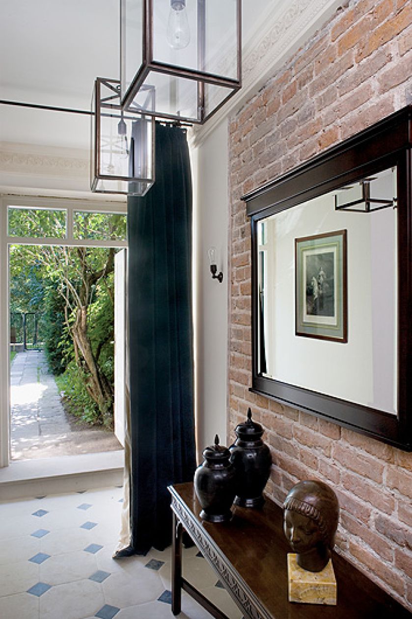 Gospodyni chce urządzić w holu kominek.