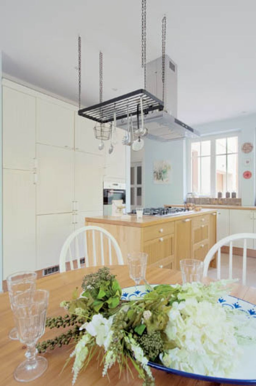 Gospodyni nie lubi kompletów dlatego przemieszała różne meble.