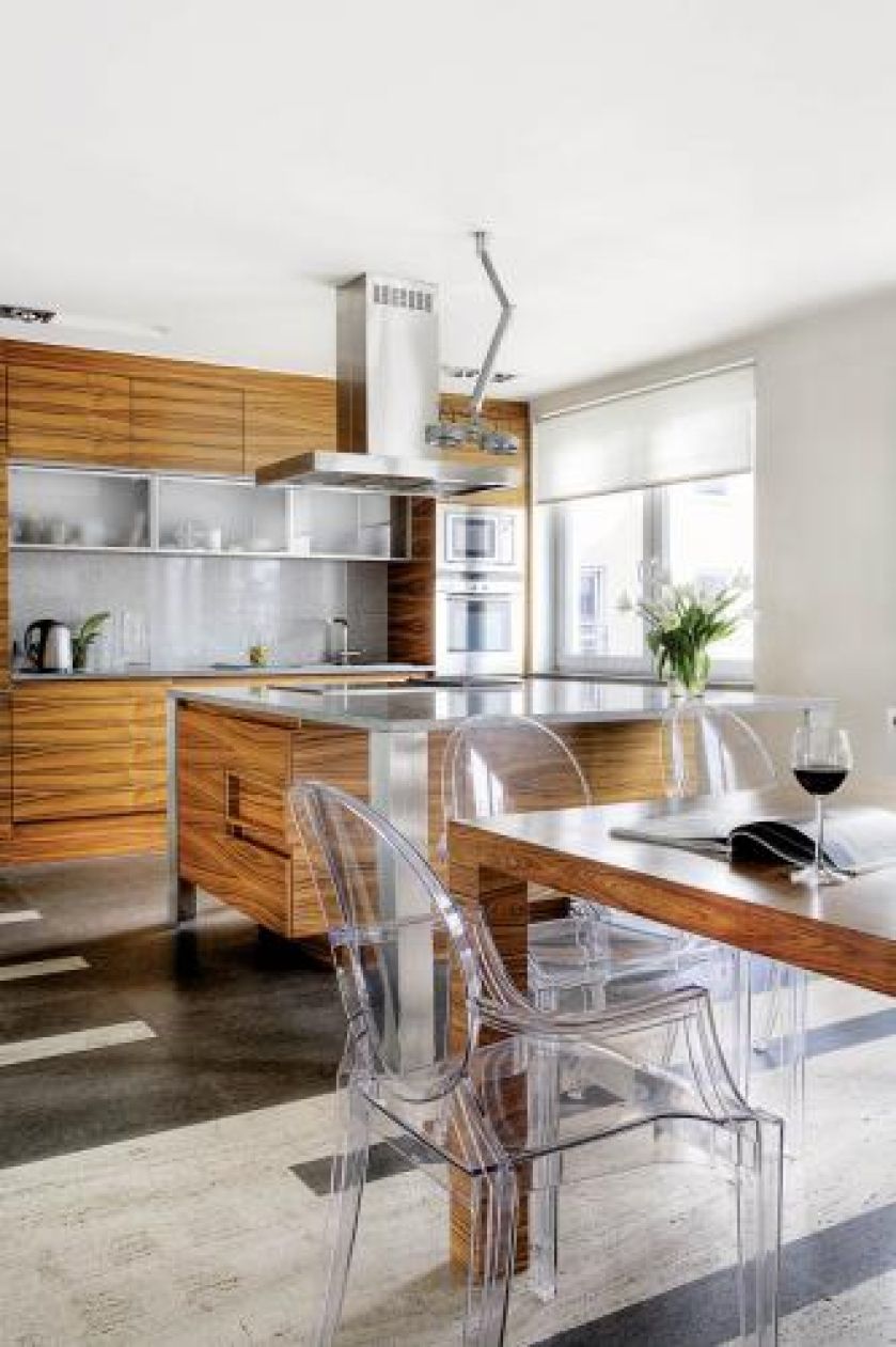 Grafitowy bazalt łagodzi palisandrowy fornir.