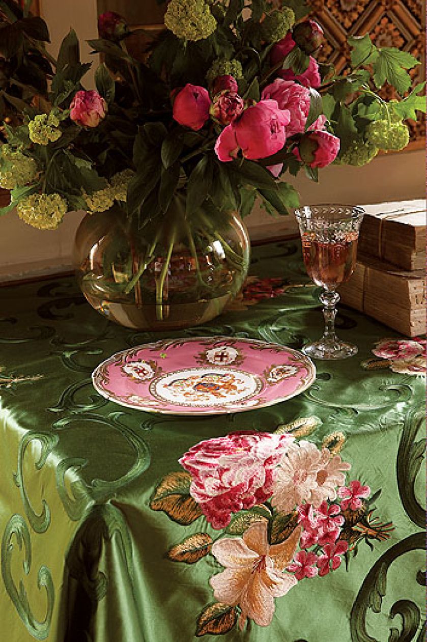 Haftowany jedwab. Tkaniny z The Royal Collection Designers Guild w cenie od 672 do 1484 zł za metr. DECODORE