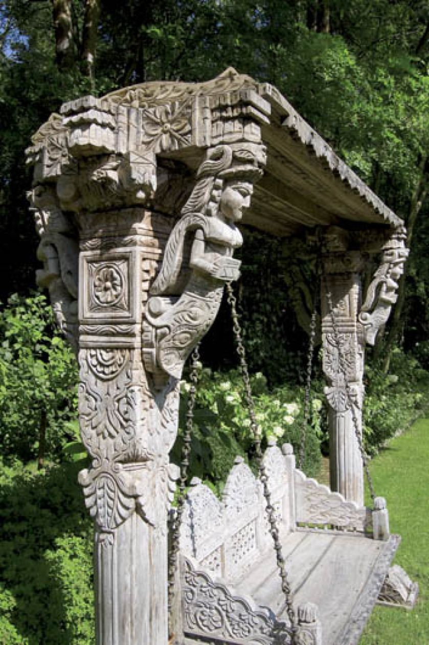 Indyjską ławkę z teku państwo Niemczyccy kupili w galerii z kolonialnymi meblami - Orange Tree.