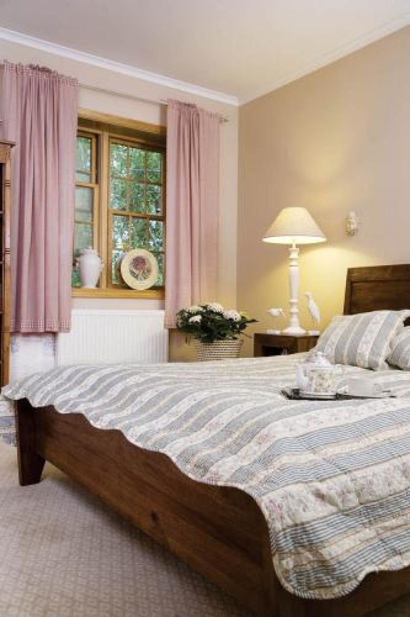 Indyjskie meble,skandynawki styl i rozmyty róż, ulubiony kolor gospodyni, pasują do siebie jak ulał.