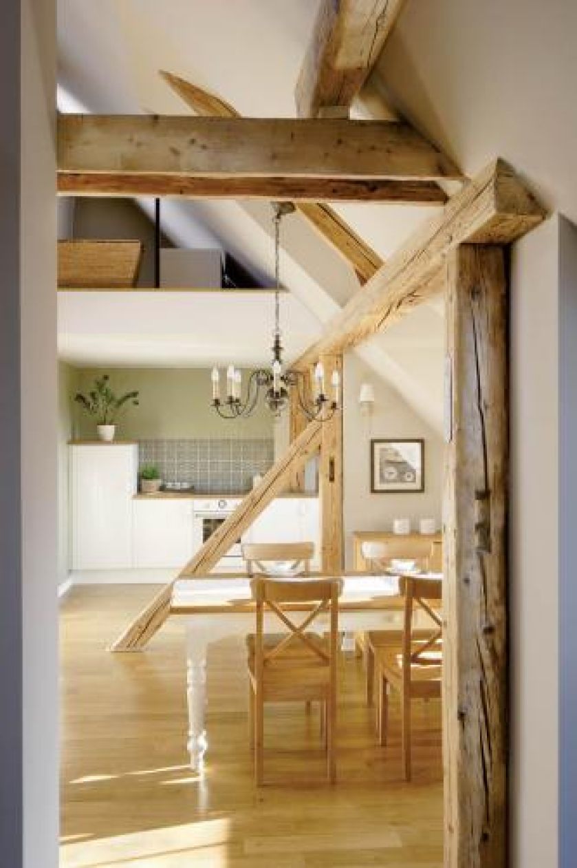 Jadalnia jest otwarta na kuchnię. Rustykalny minimalizm