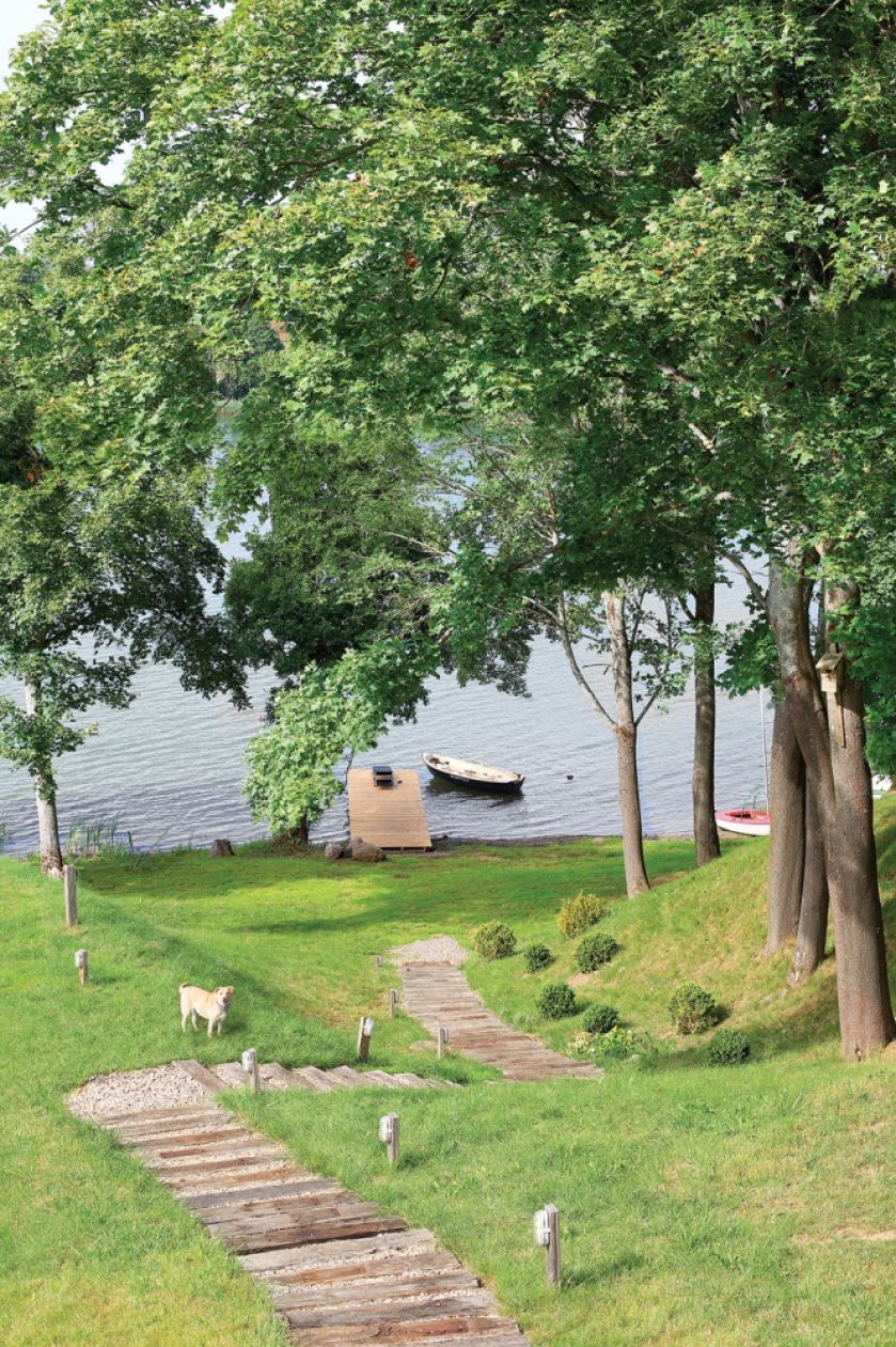 Jak urządzić wnętrze w stylu prowansalskim? Malowanymi antykami, tkaninami w pastelowych kolorach, starą ceramiką, kwitnącą