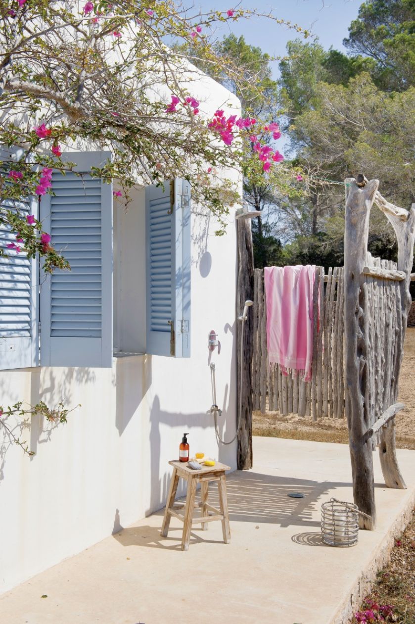 W domu jest łazienka z prysznicem i wbudowaną w posadzkę wanną, ale rano kolejka stoi do tej na zewnątrz,