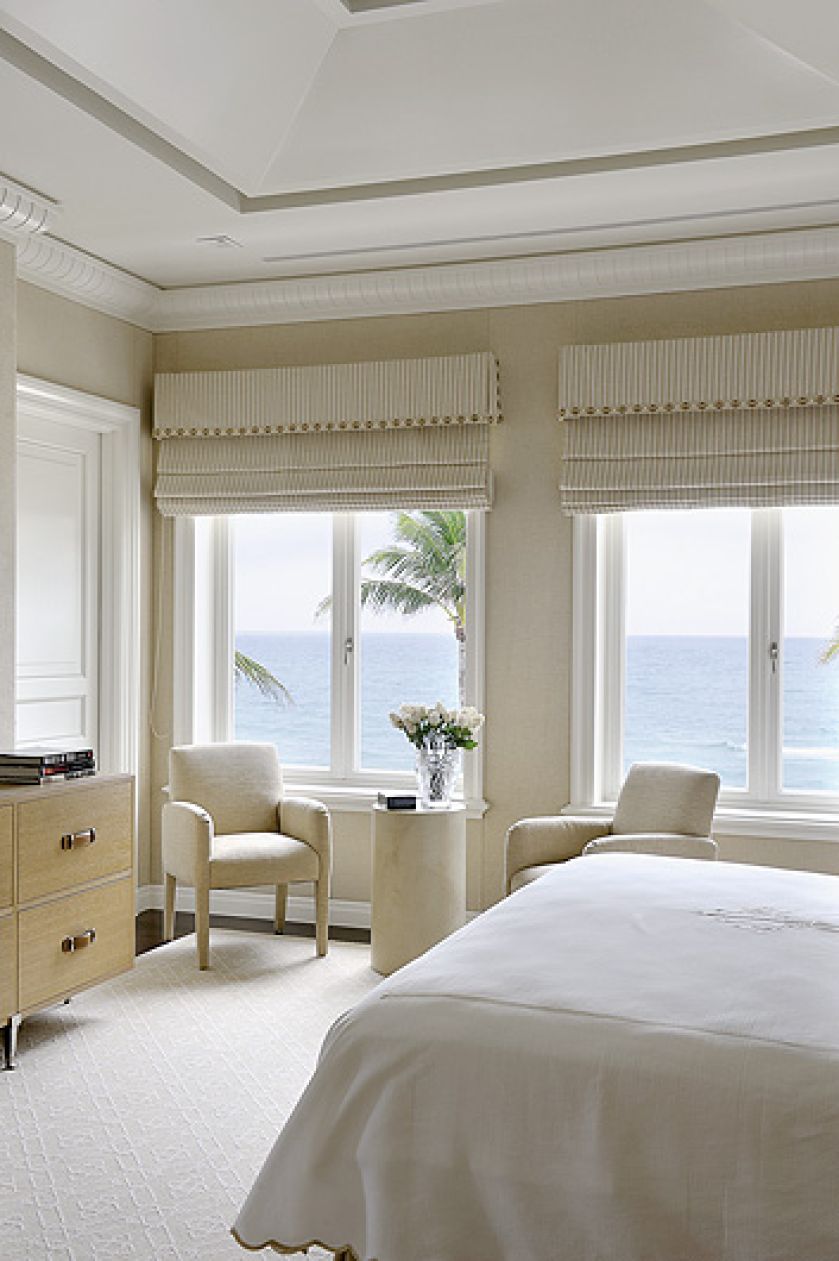 Jasne kolory i proste meble, a do tego sztukateria.