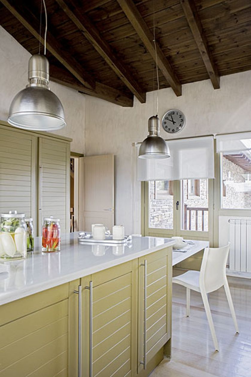 Jasny mech - takim kolorem zostały pomalowane szafki kuchenne.