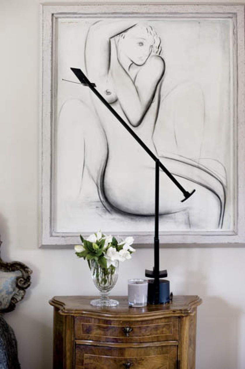 Jedną ze ścian zdobi grafika z kobiecym aktem.