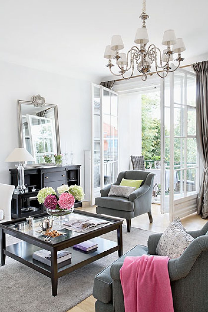 Jedwabne zasłony, szara wełenka na fotelach to Colefax Flower. Nowoczesna klasyka - takie są meble z Mis en