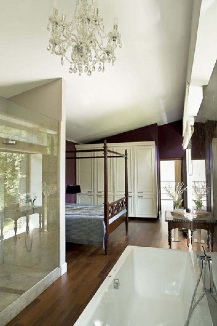 Jest otwarta na łazienkę. Pracownia w modernistycznym domu