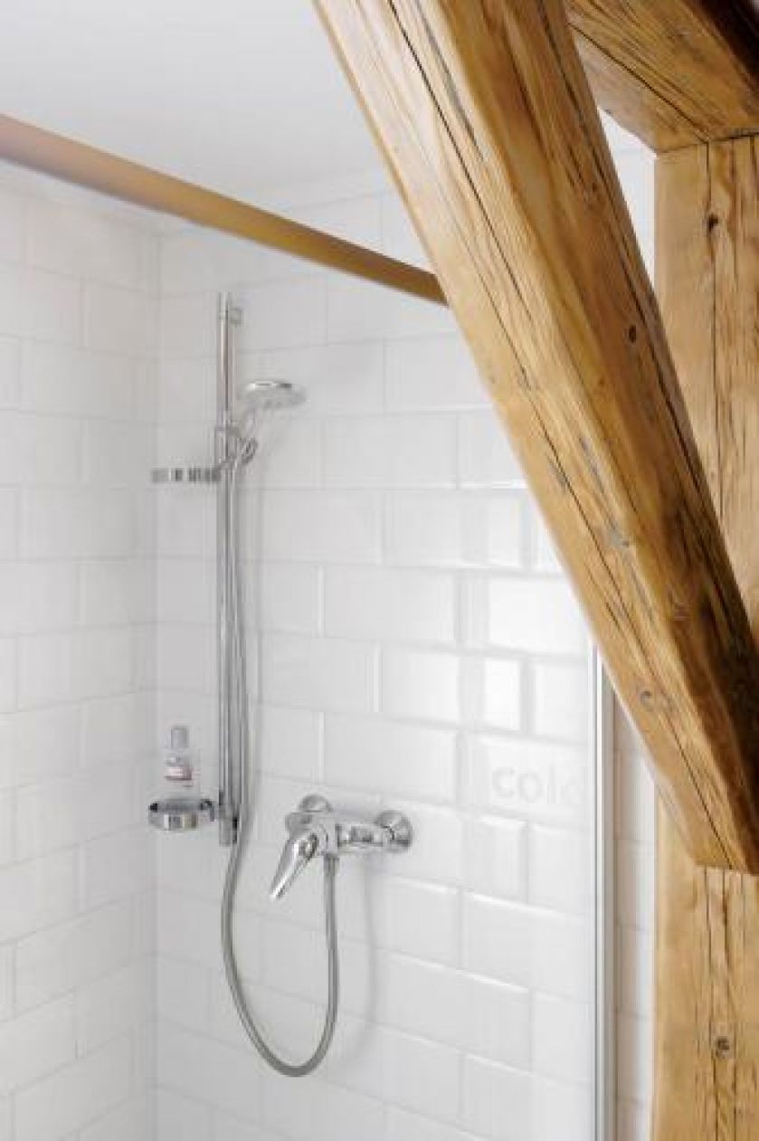 Kabina prysznicowa. Rustykalny minimalizm