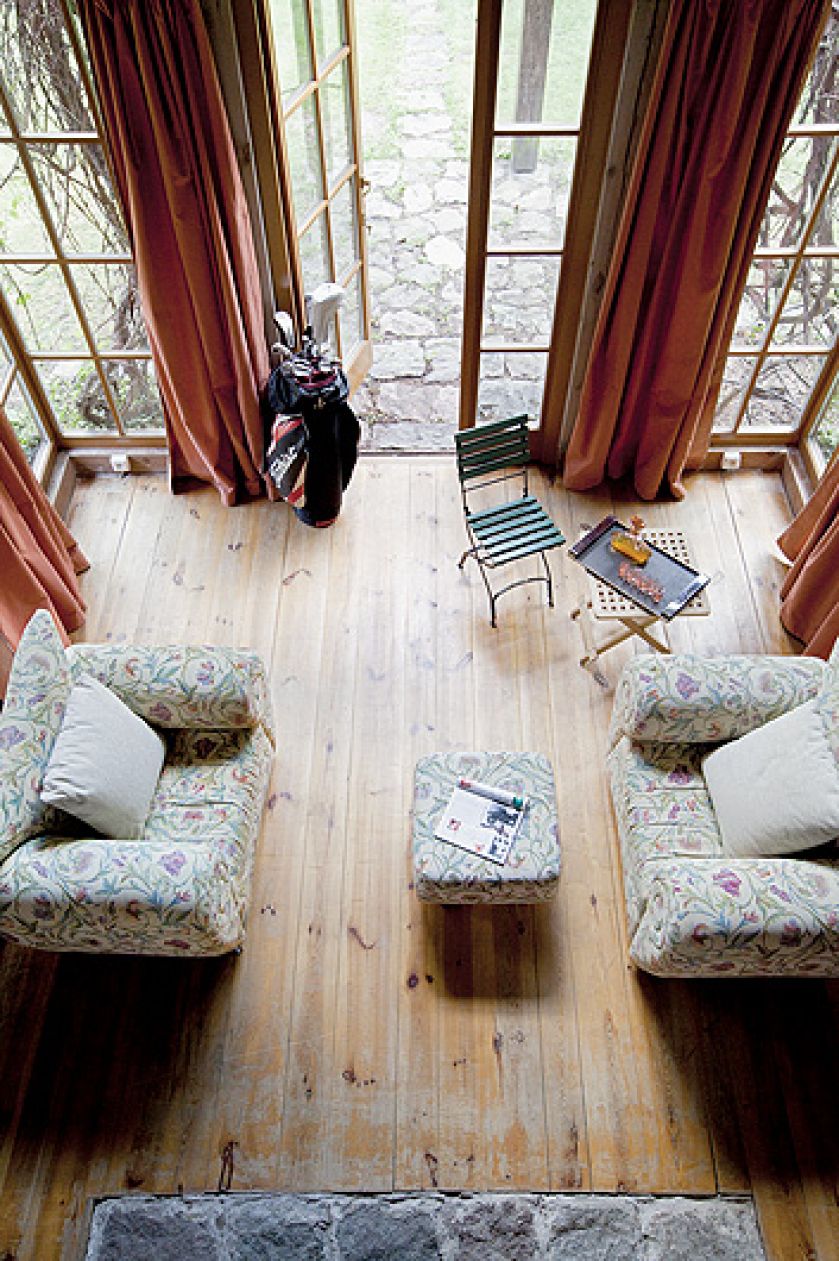 Kamień i wiekowe sosnowe dechy na podłogę gospodarze odkupili od sąsiadów.