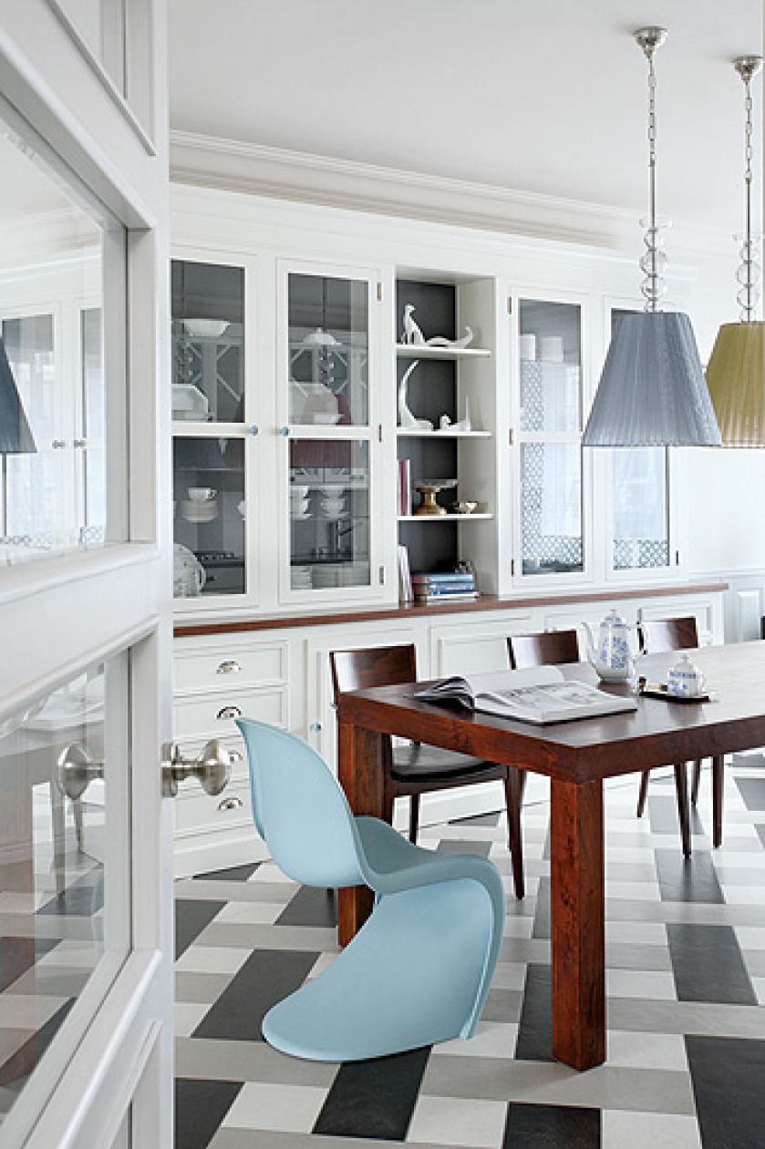 Kamienica z lat 30. Mieszkanie wykończone klasycznie, ale z dodatkiem koloru i dizajnu.