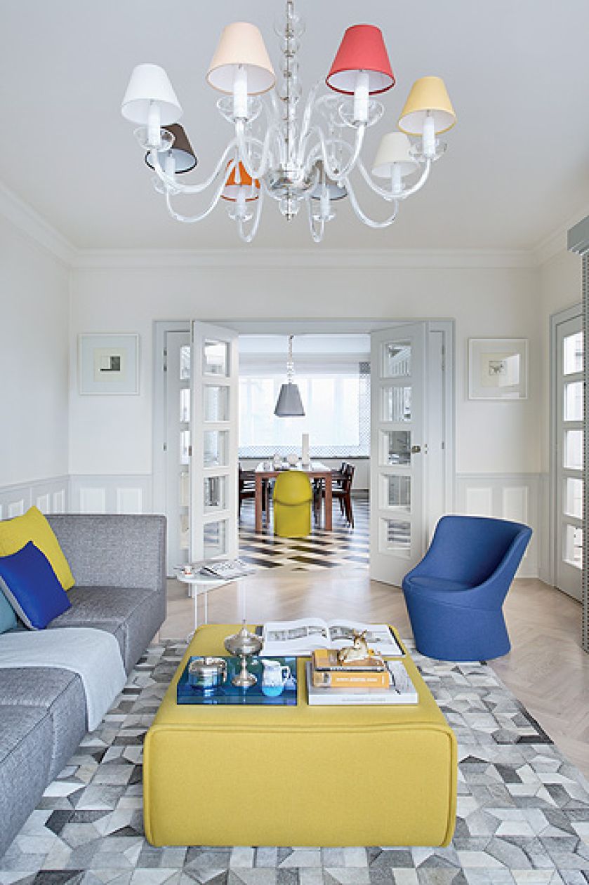 Kamienica z lat 30. Mieszkanie wykończone klasycznie, ale z dodatkiem koloru i dizajnu.