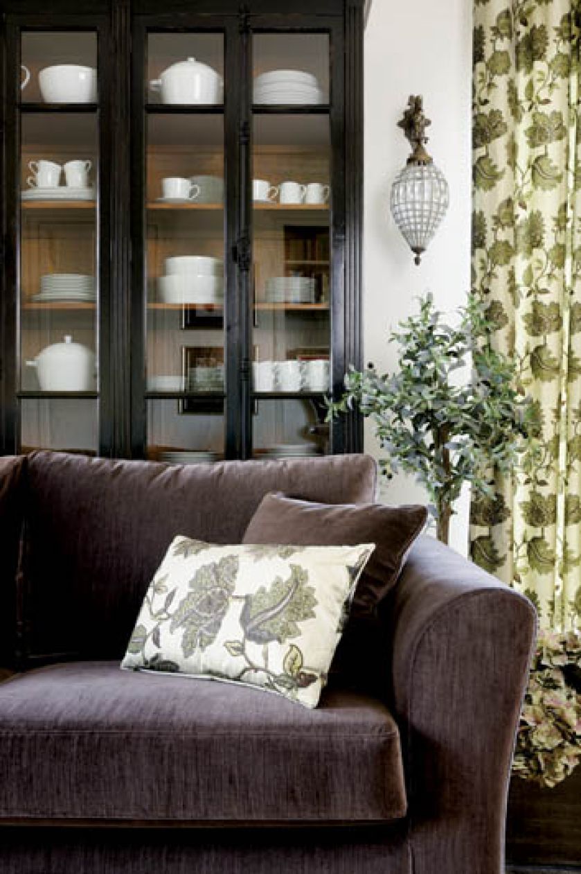 Kanapa obita w miękką tkaninę zapewnia komfortowy wypoczynek w salonie.