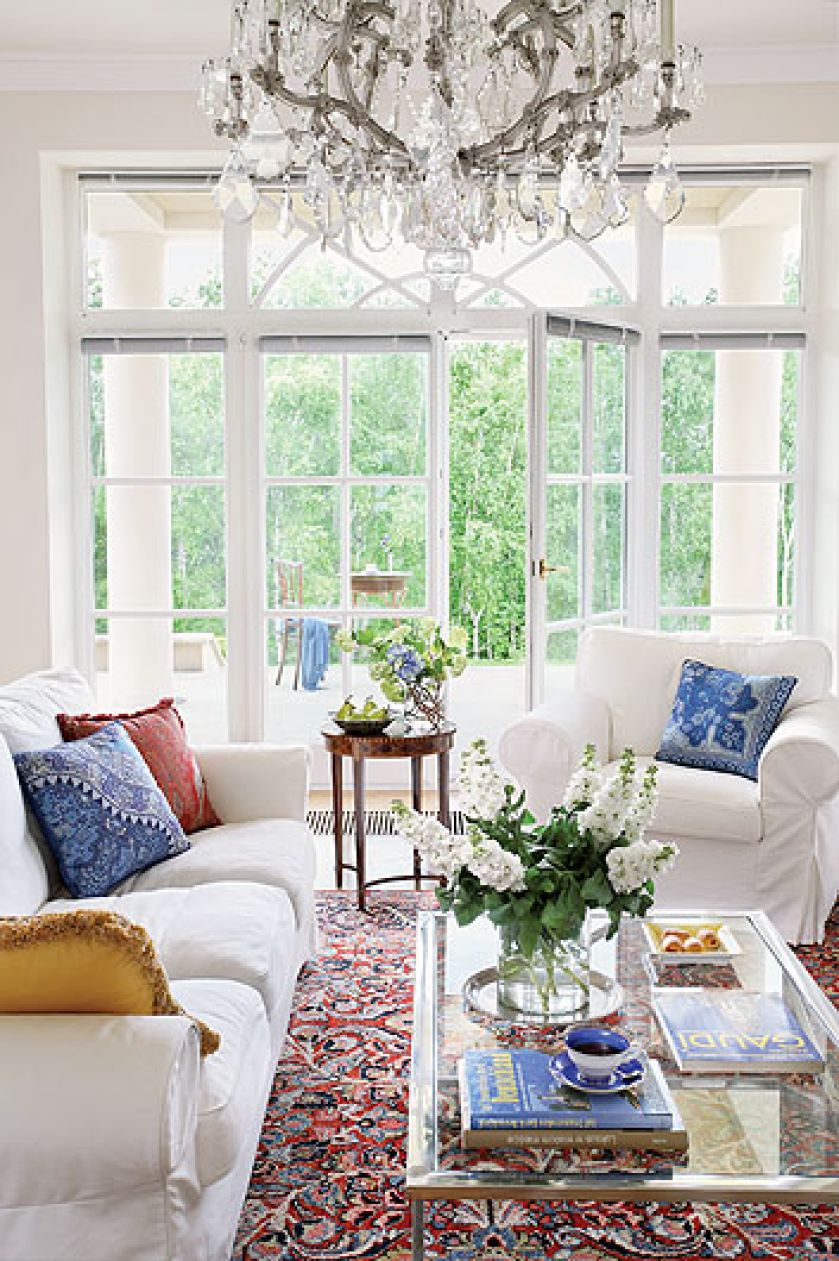 Kanapy i fotel przyjchały z IKEA, szklany stolik pochodzi ze Sweet Living, poduszka i pledy od Etro Home.