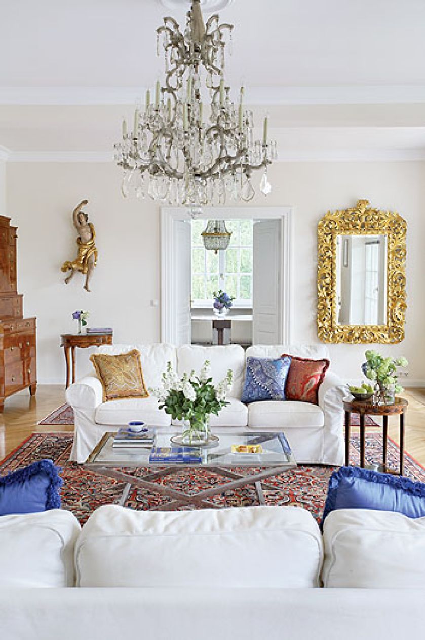 Kanapy i fotel przyjchały z IKEA, szklany stolik pochodzi ze Sweet Living, poduszka i pledy od Etro Home.