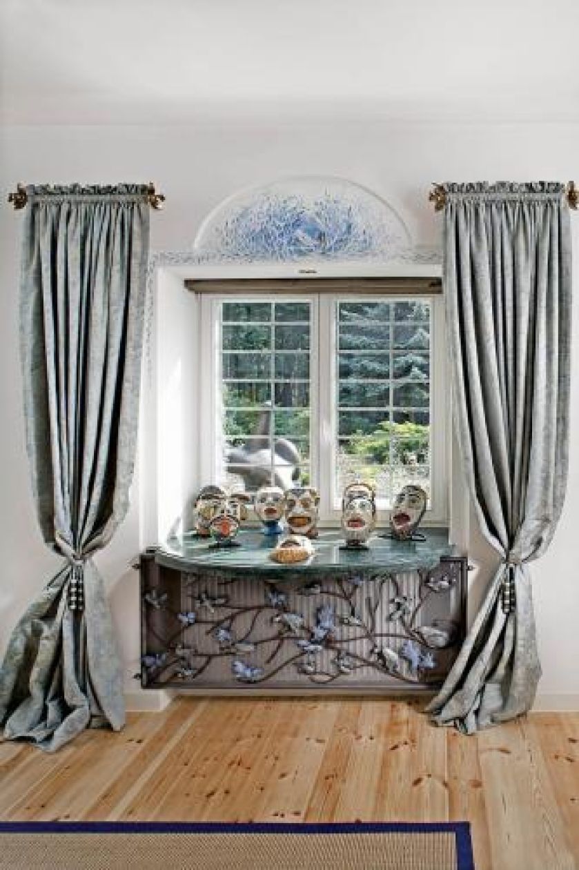 Kiedyś na targu staroci Pan Marek znalazł meksykańskie maski karnawałowe z papier mache i drewna. Oddał je do malutkiej