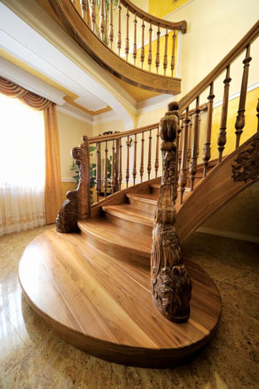 Schody z rzeźbionymi tralkami