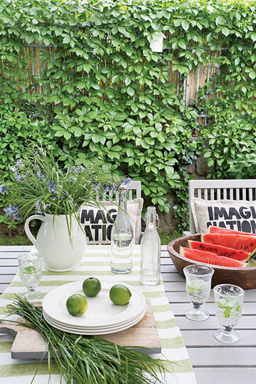 Kolorowe poduszki i bieżniki przełamują szarość.