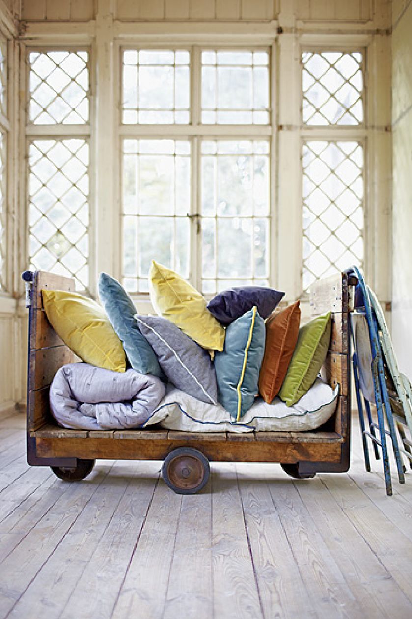 Kolorowe poduszki z serii Take a Nap Home Textiles Collection 2013, NAP