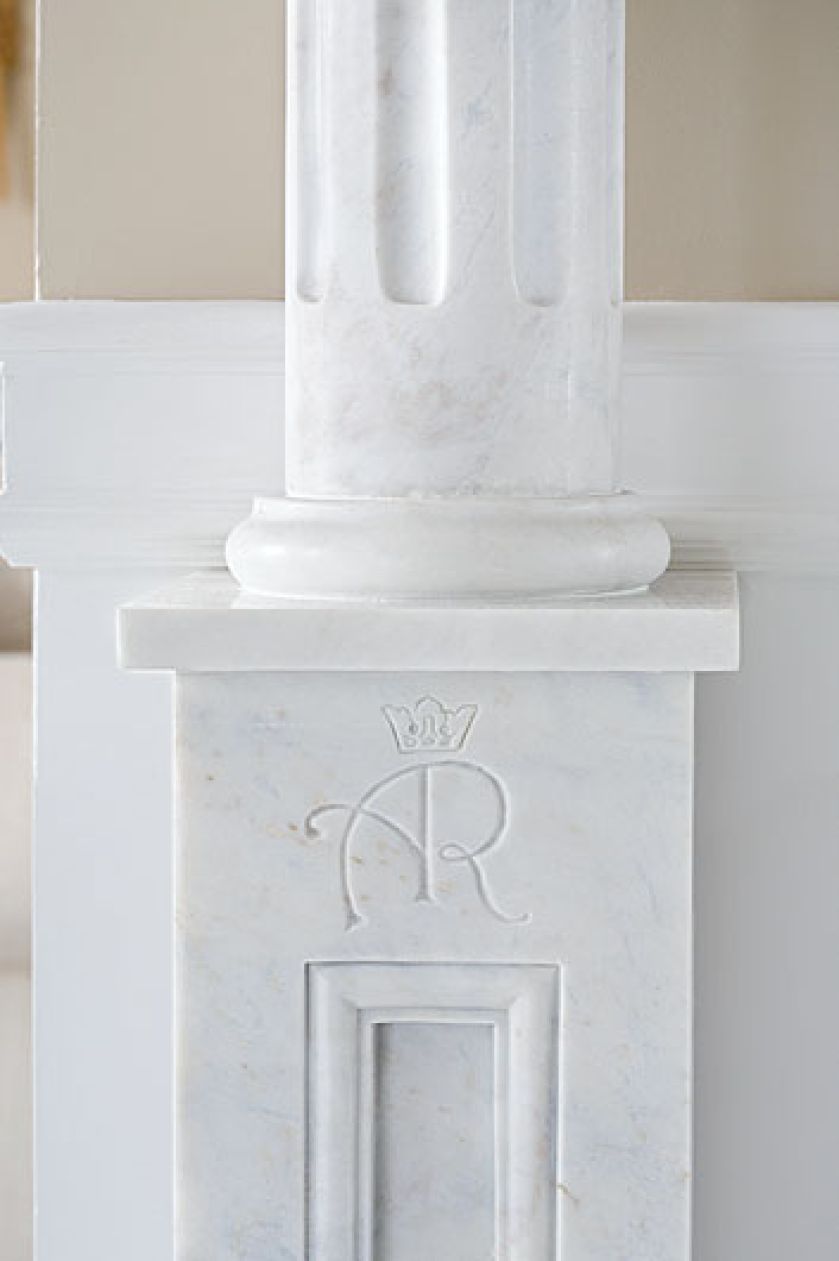 Kolumna z inicjałem. Apartament po flamandzku