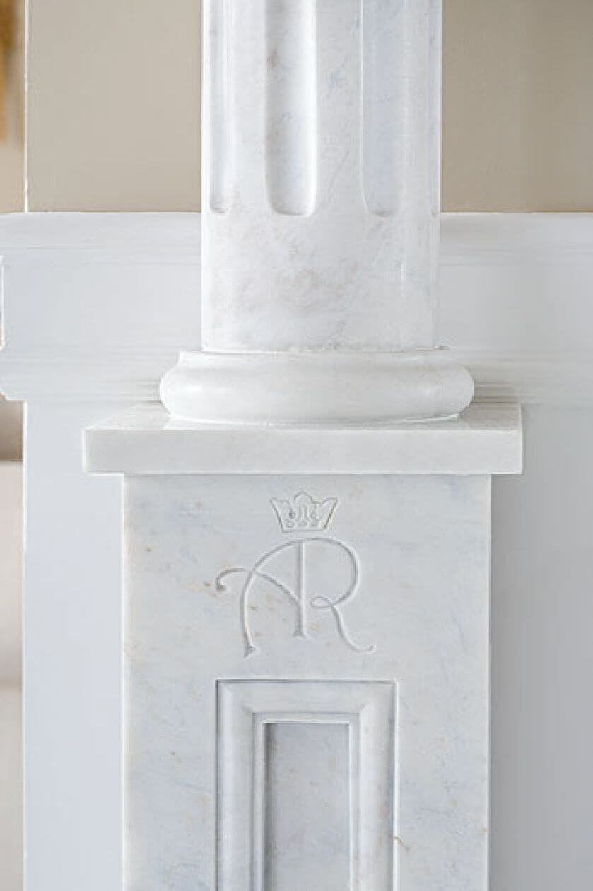 Kolumna z inicjałem. Apartament po flamandzku