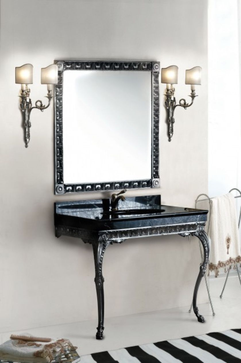 Konsola Terme, wykończona czernionym srebrem z blatem z czarnego marmuru, z lustrem w ramie z czernionego srebra oraz