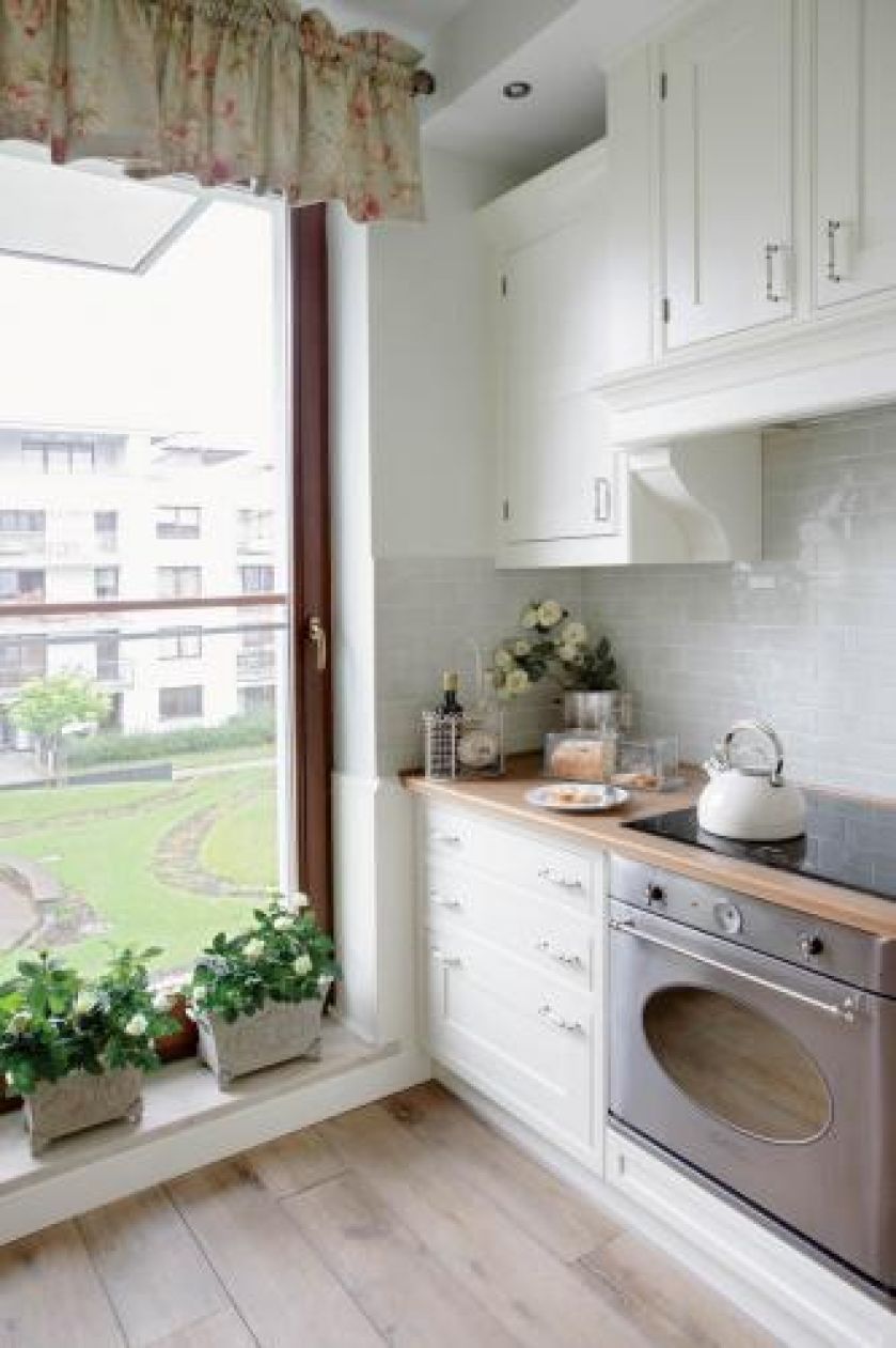 Kuchenka Smega w stylu retro. Róże i falbanki