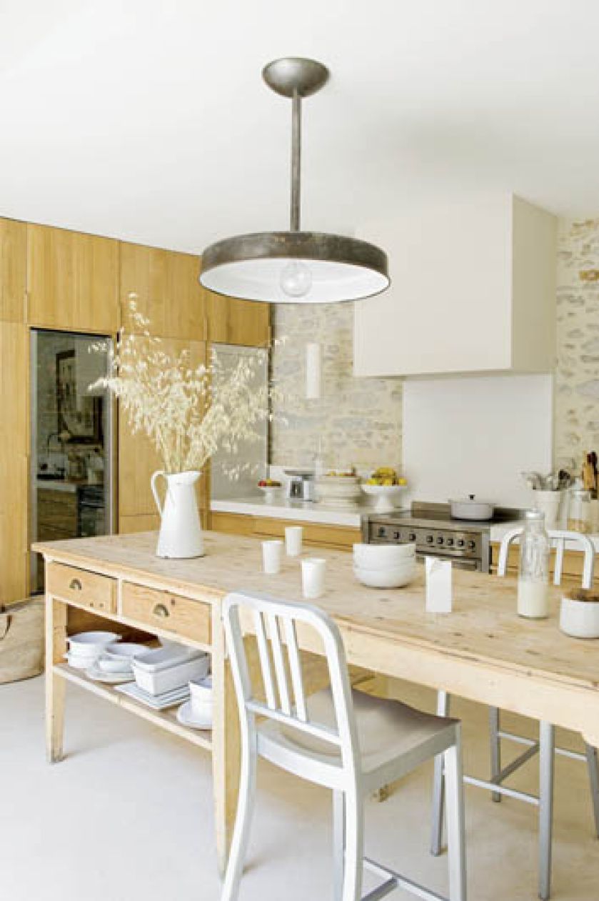 Kuchnia otwarta na salon, z ogromnym oknem.