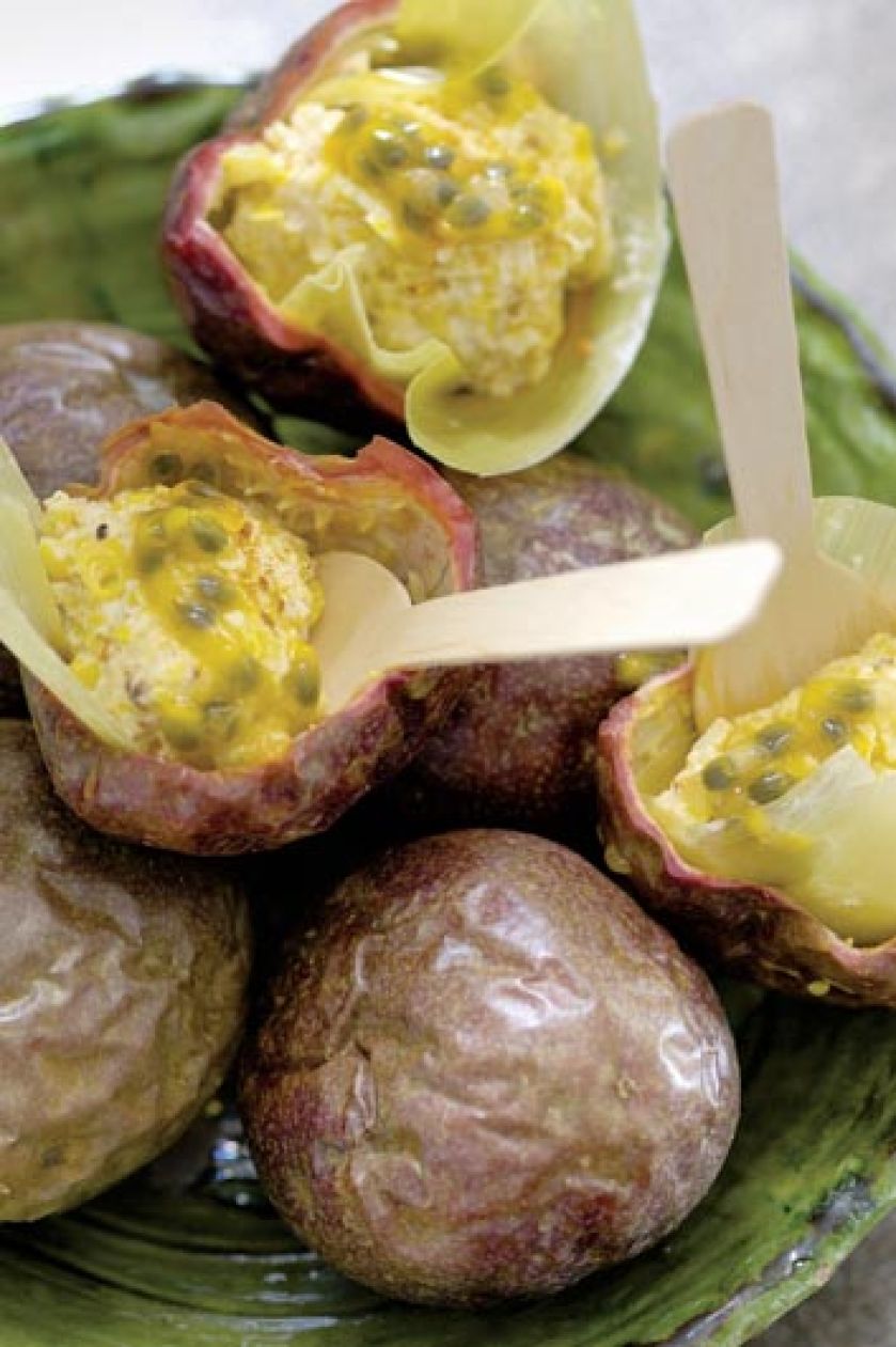 Kuleczki z mięsa krabowego w połówkach marakui.