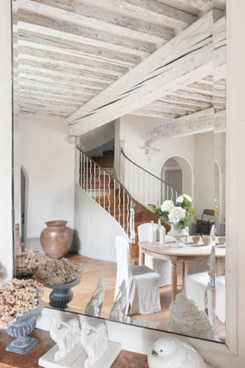 Kwiatowe ornamenty na ścianach zastąpiono szarościami i bielą.