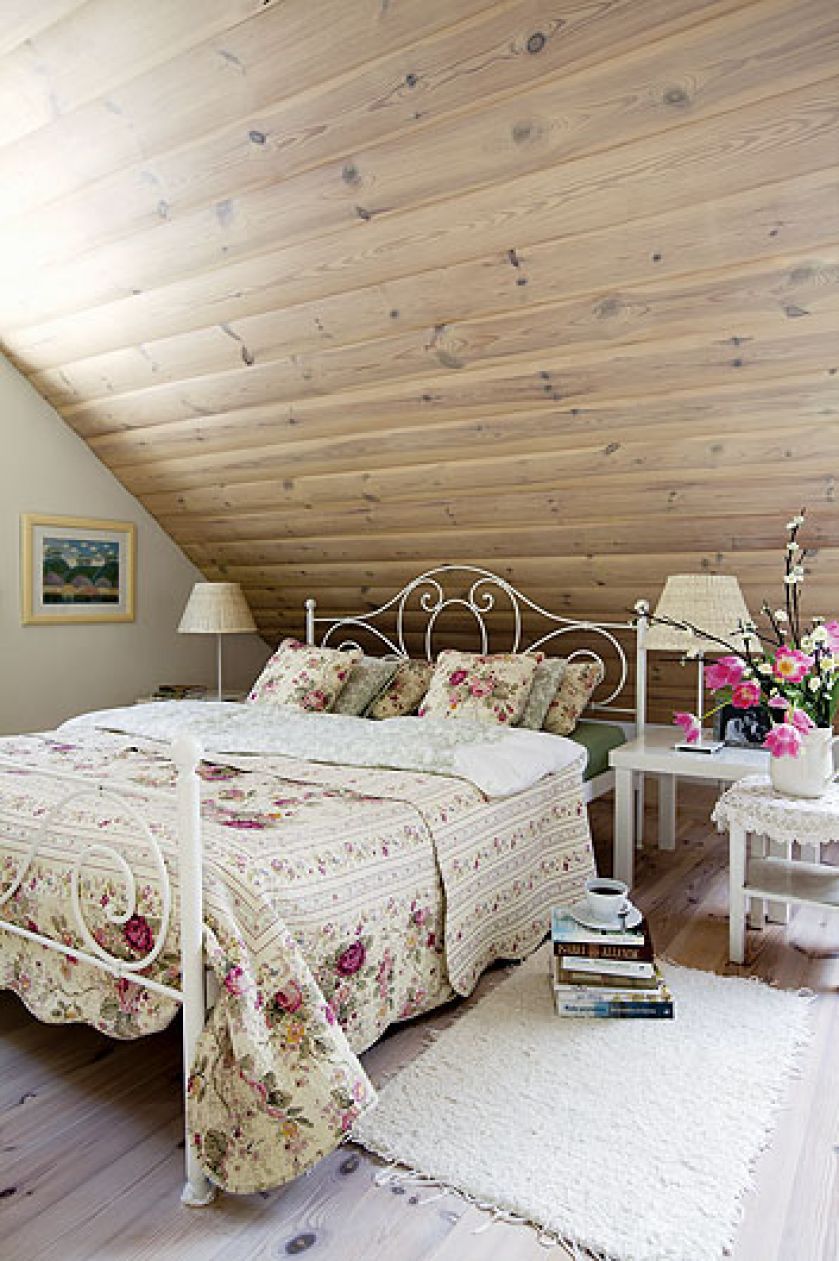 Kwiaty i serwetki. Biały domek z gankiem