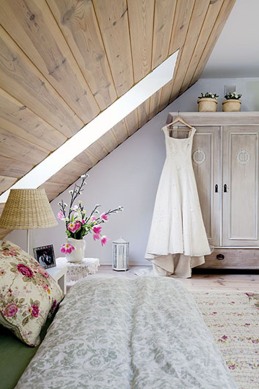 Kwiaty i serwetki. Biały domek z gankiem