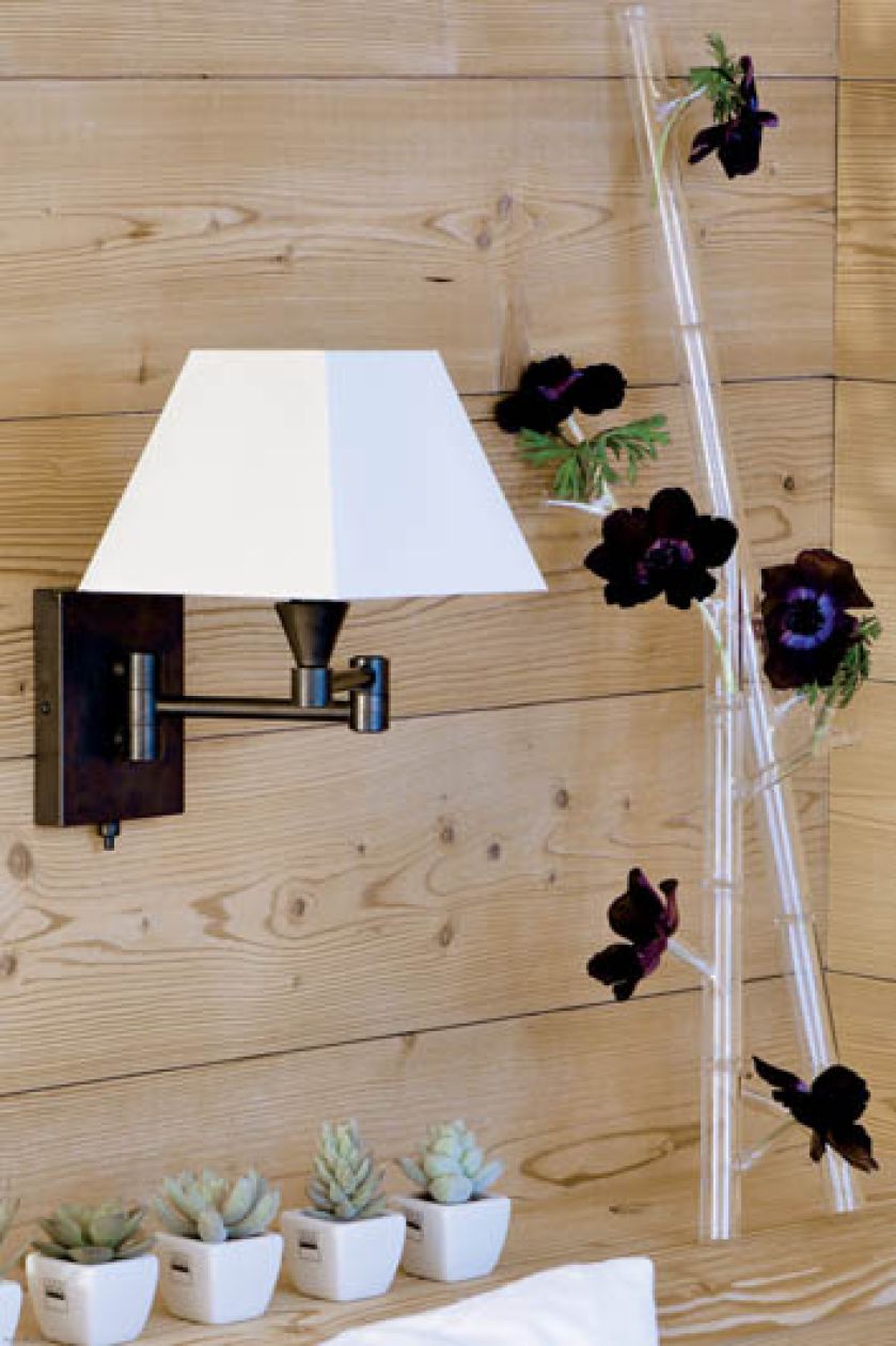 Kwiaty zawilców w oryginalnym wazonie przypominającym szklaną łodygę bambusa.