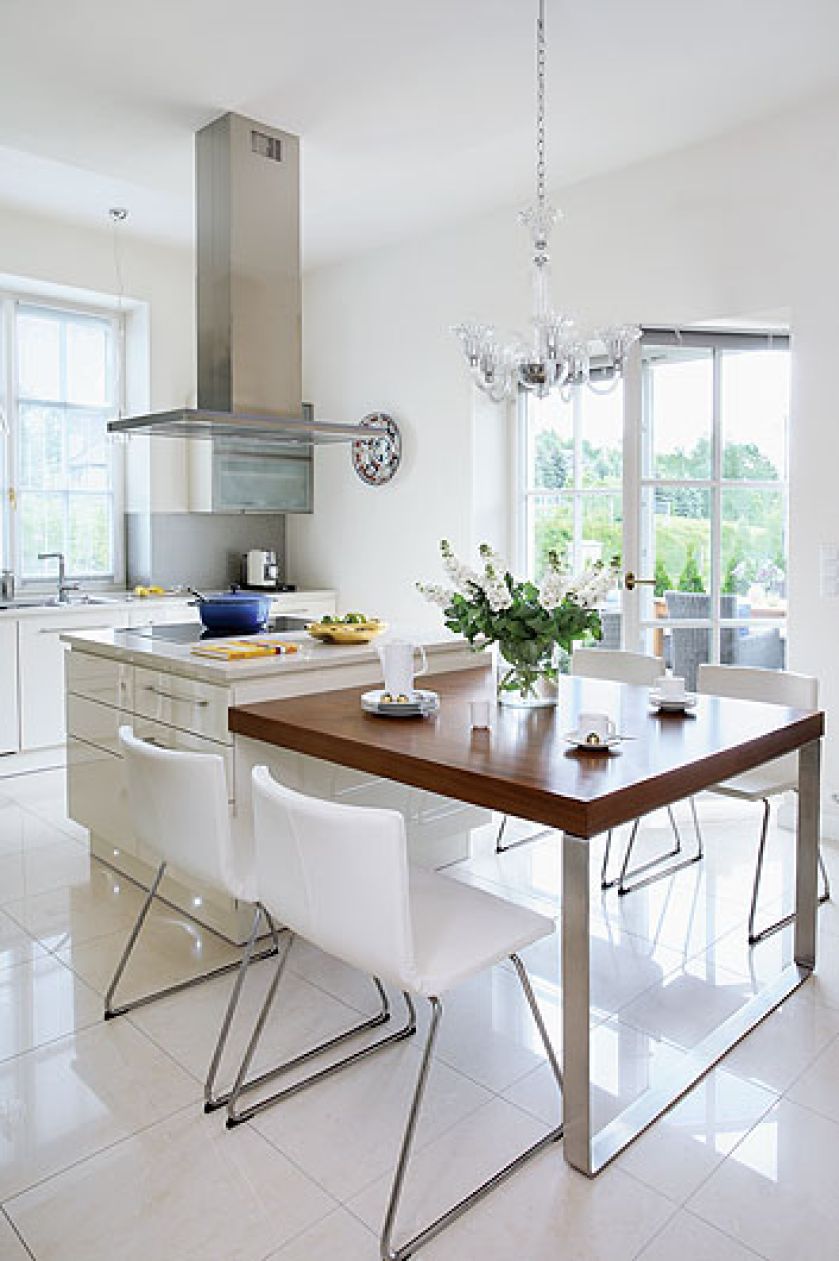 Lampa Bach kupiona w Max-Flizie, skórzane krzesła przyjechały z IKEA.