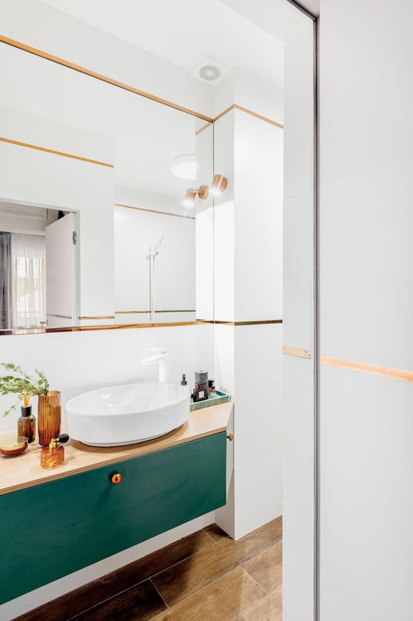biała łazienka z zielonymi dodatkami